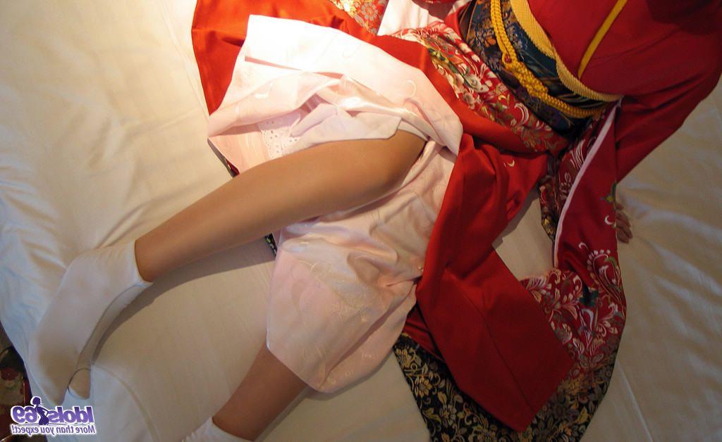 16P Adolescente japonesa se quita la ropa tradicional antes de una corrida facial y una ducha
