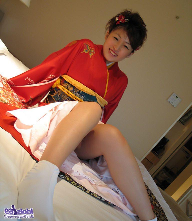 16P Adolescente japonesa se quita la ropa tradicional antes de una corrida facial y una ducha