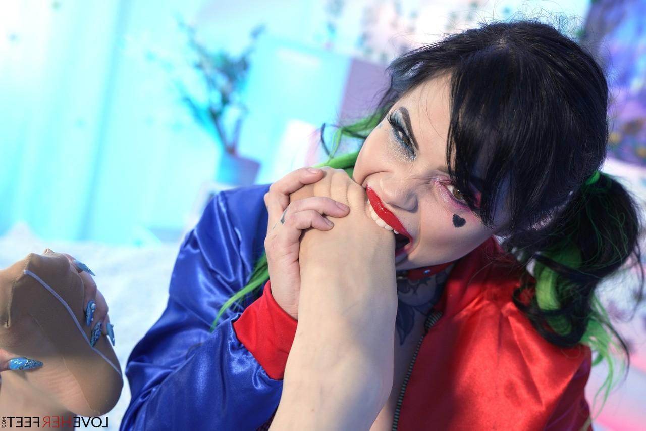 20P As garotas curvilíneas de cosplay Jewelz Blu e Xwife Karen exibem suas bundas grandes