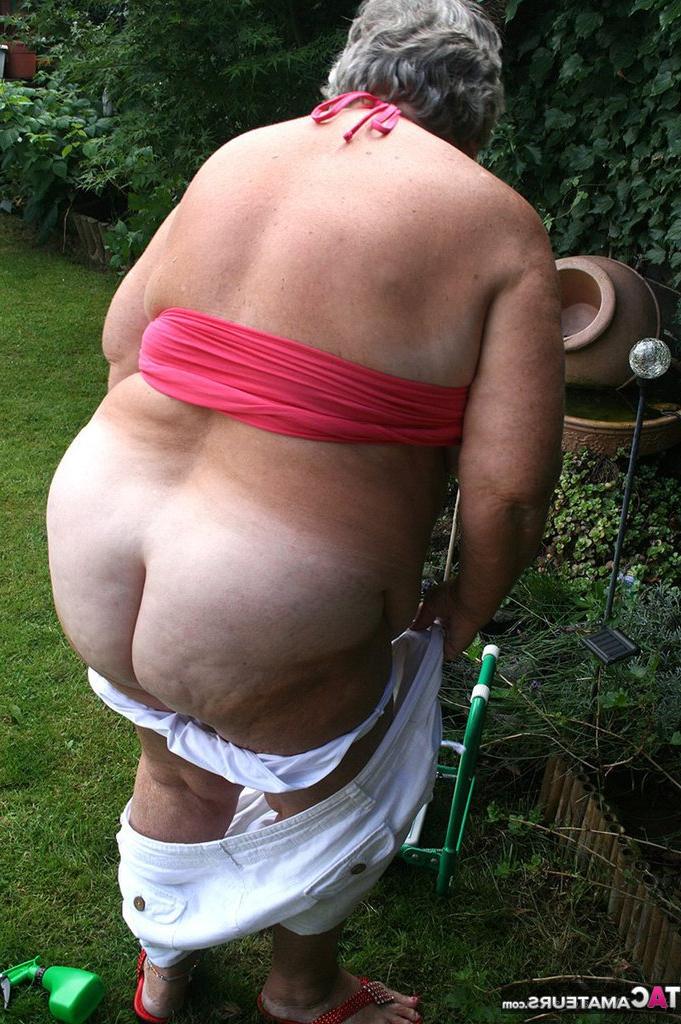 13P La abuela gorda Libby descubre su enorme culo antes de lamer un pezón en su jardín