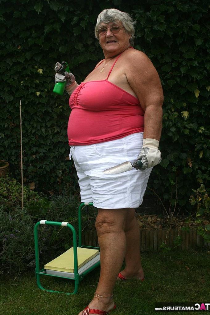 13P La abuela gorda Libby descubre su enorme culo antes de lamer un pezón en su jardín