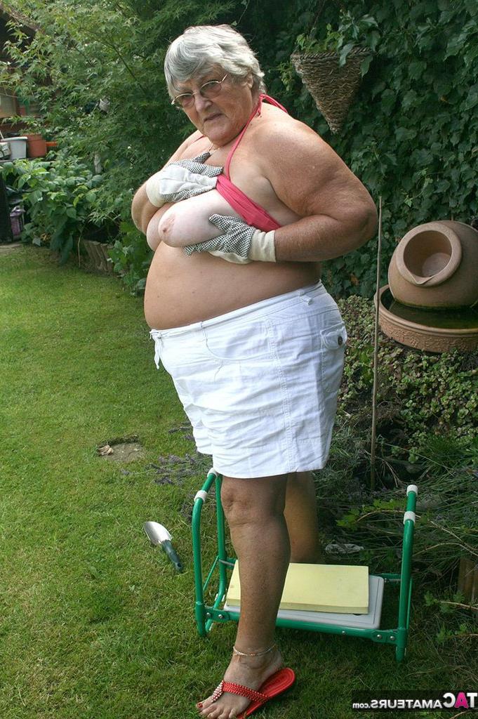 13P La abuela gorda Libby descubre su enorme culo antes de lamer un pezón en su jardín