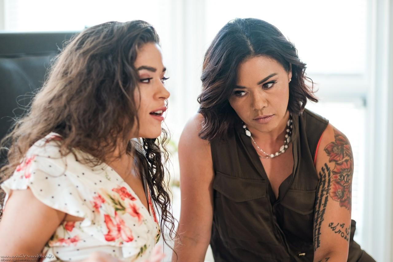 15P Dana Vespoli e sua enteada Victoria Voxxx fazem sexo lésbico na cama