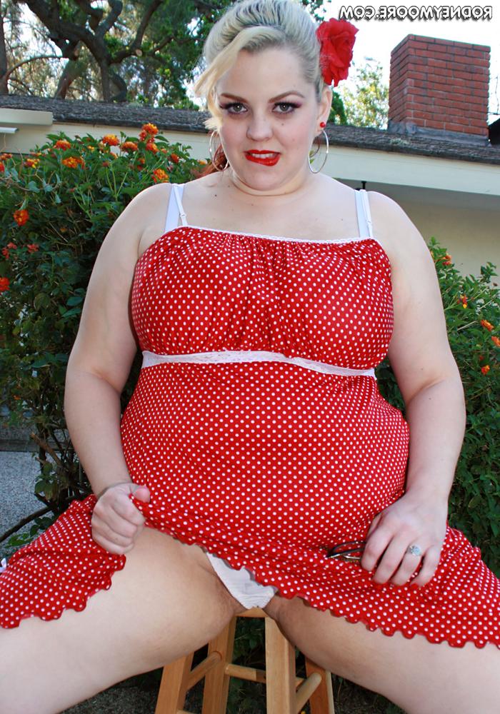 20P La blonde amateur BBW Devilyn Redd expose ses gros seins et se fait baiser par derrière.