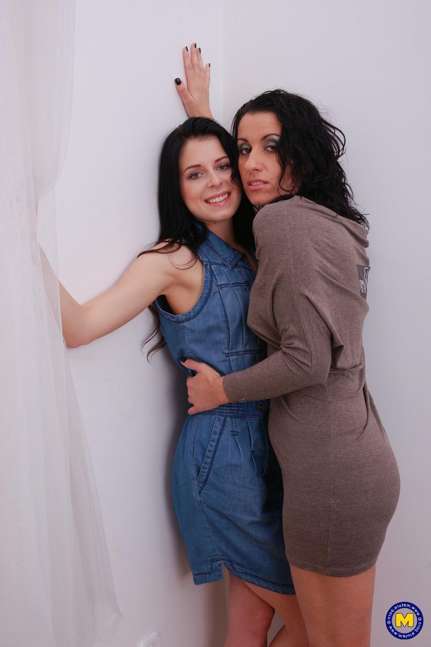 20P A lésbica madura Julia O faz sexo oral quente com sua pequena namorada adolescente