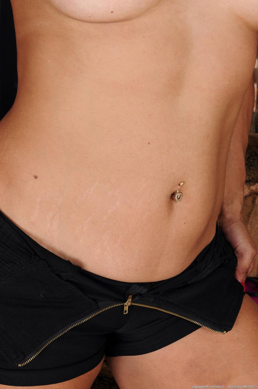 20P A amadora madura Estrella Jane tira o vestido e a calcinha e esfrega a vulva