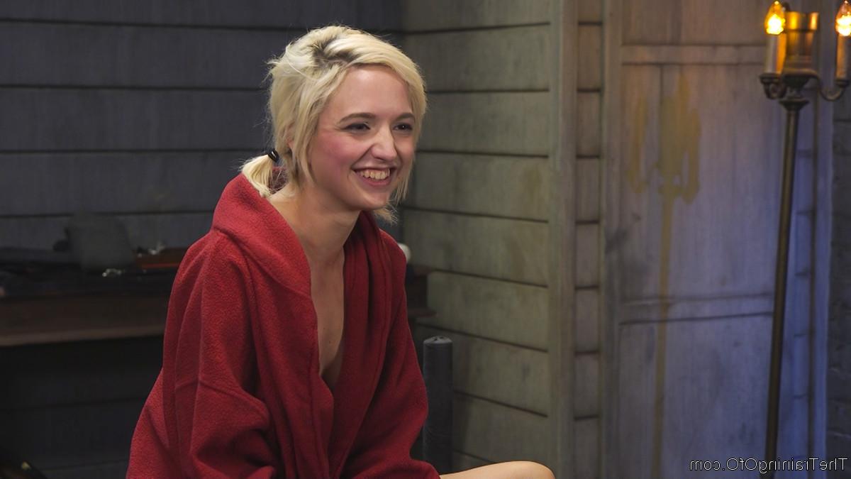 20P La petite blonde Eliza Jane se fait pilonner à fond dans une scène BDSM sauvage.