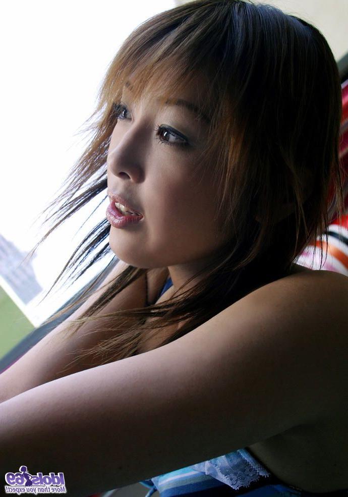 16P A linda garota japonesa Megumi Yoshioka modela um conjunto de sutiã e calcinha em uma cama