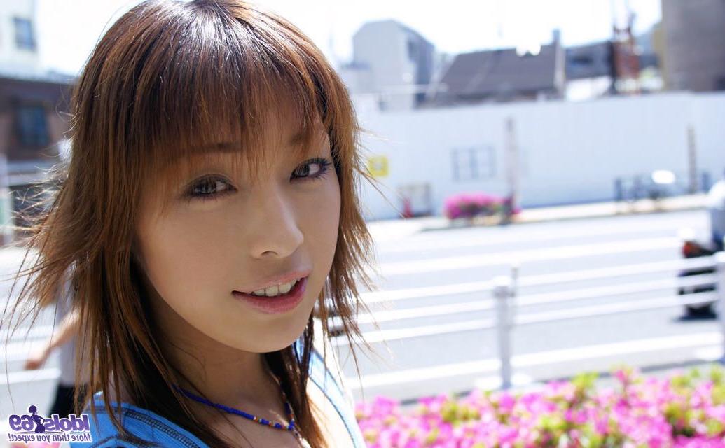 16P A linda garota japonesa Megumi Yoshioka modela um conjunto de sutiã e calcinha em uma cama