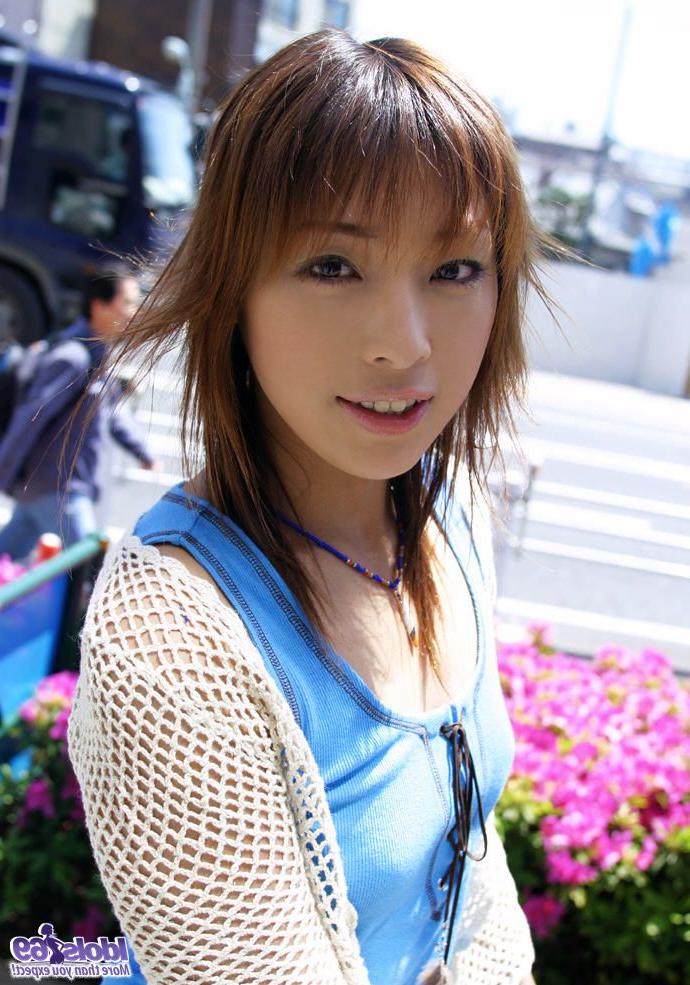16P A linda garota japonesa Megumi Yoshioka modela um conjunto de sutiã e calcinha em uma cama