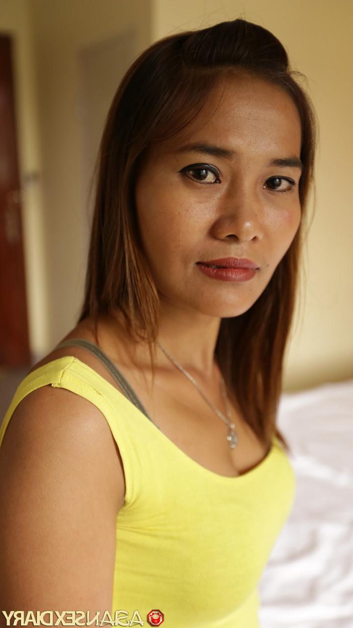 20P Das thailändische Amateurmädchen Bou zieht sich aus und wird in POV-Action von hinten geknallt