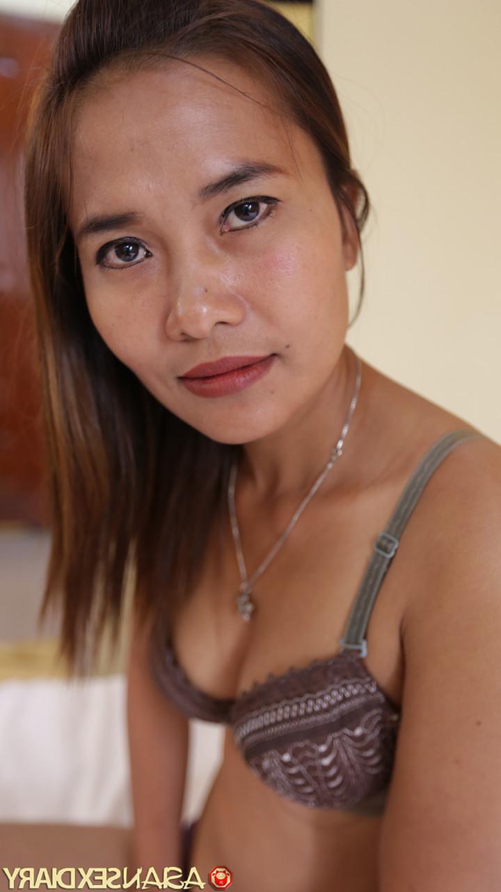 20P Das thailändische Amateurmädchen Bou zieht sich aus und wird in POV-Action von hinten geknallt