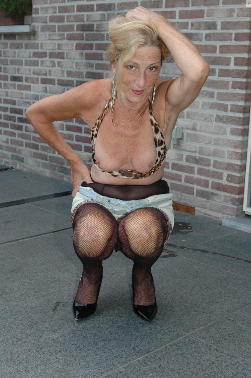15P La abuela kyra nylons muestra sus piernas calientes en medias de red y tacones altos