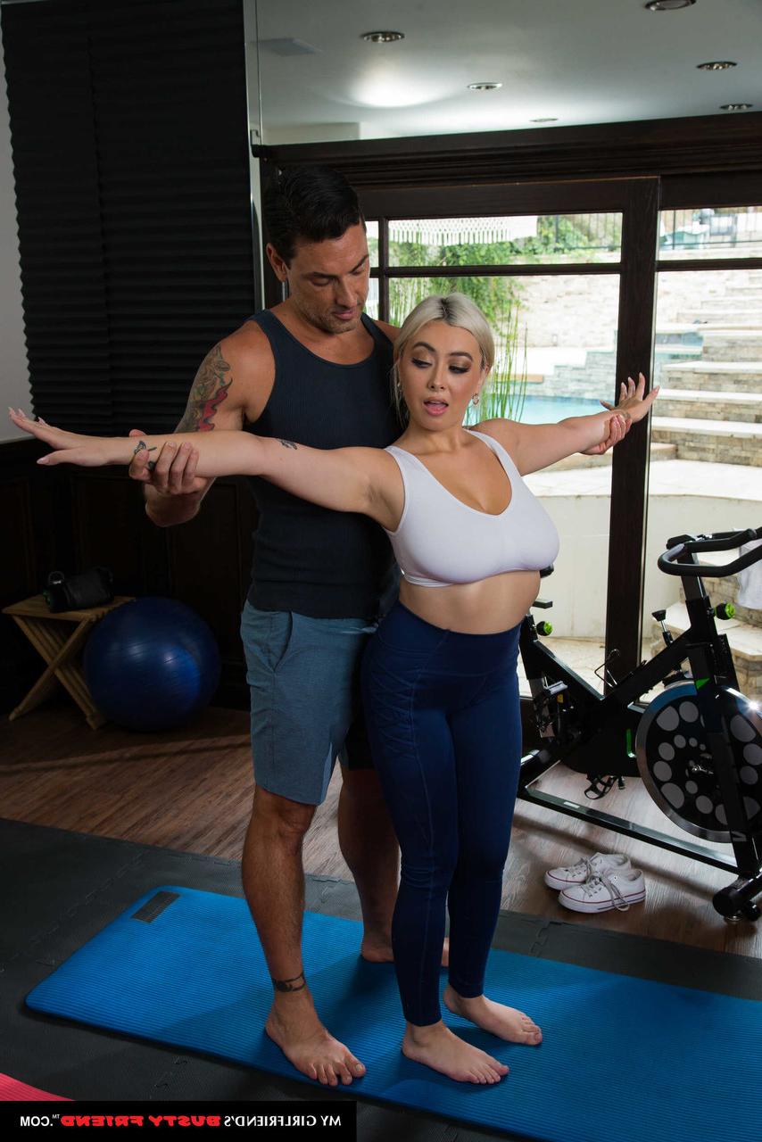 20P Linda loira com peitos grandes Chloe Surreal fode seu musculoso instrutor de ginástica