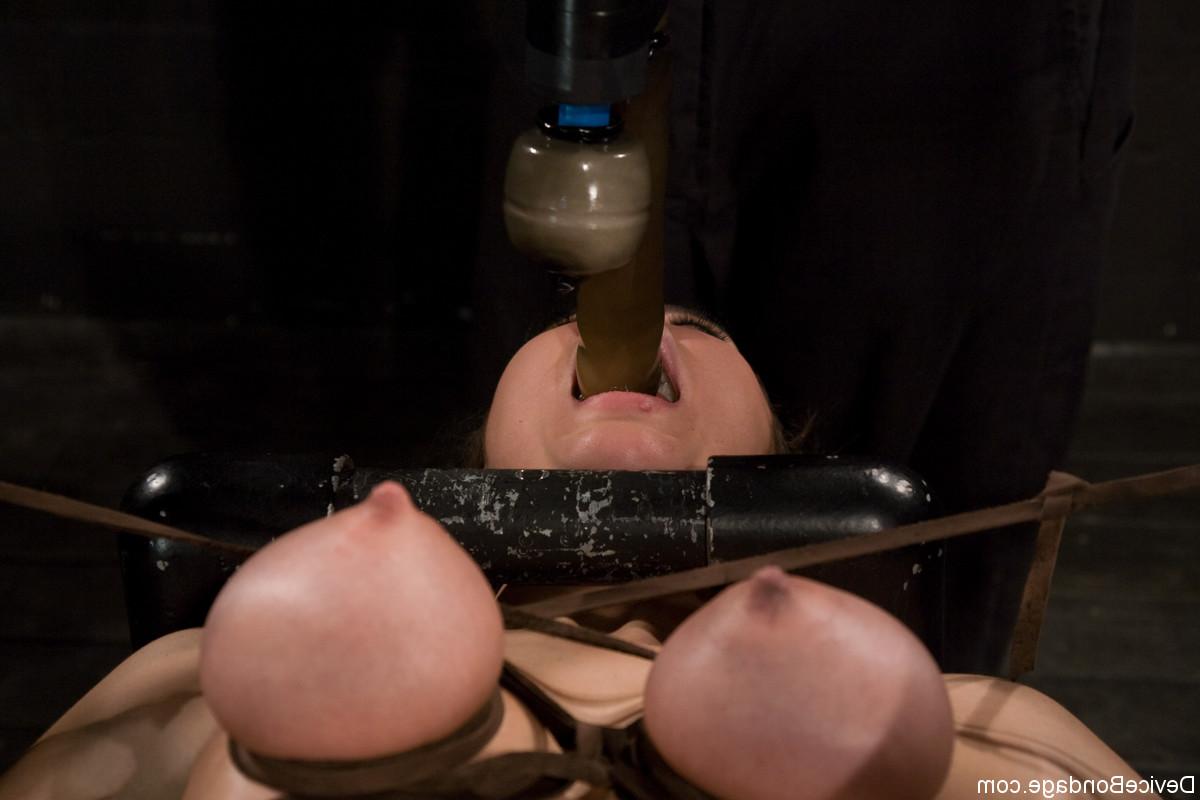 17P La zorra dolorosa princesa Donna Dolore soporta sexo extremo BDSM en una mazmorra