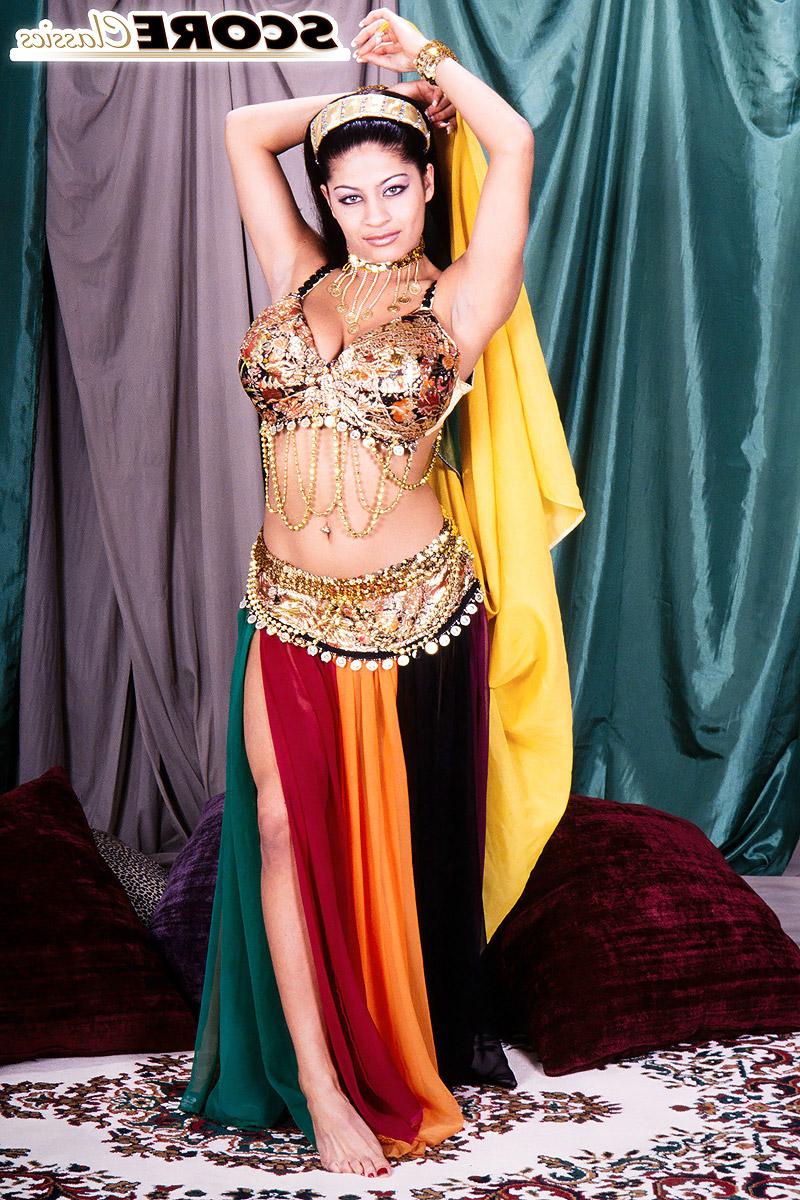 16P A morena sexy MILF Ariana libera seus seios aprimorados de sua roupa de cosplay