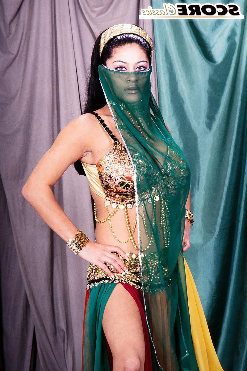 16P A morena sexy MILF Ariana libera seus seios aprimorados de sua roupa de cosplay