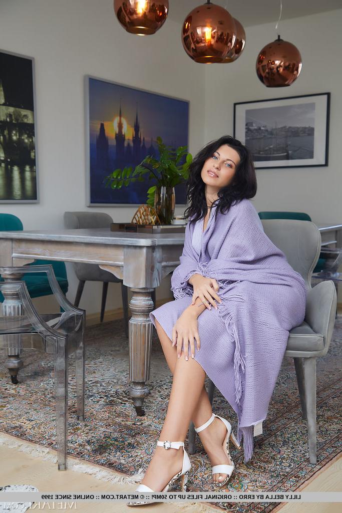 18P La hermosa joven morena lilly bella se desnuda con tacones con correa en el tobillo