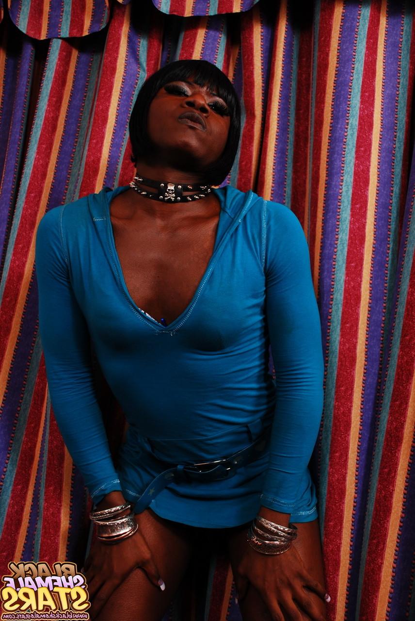 20P Travesti negra Chanel perde o vestido e a calcinha antes de se masturbar