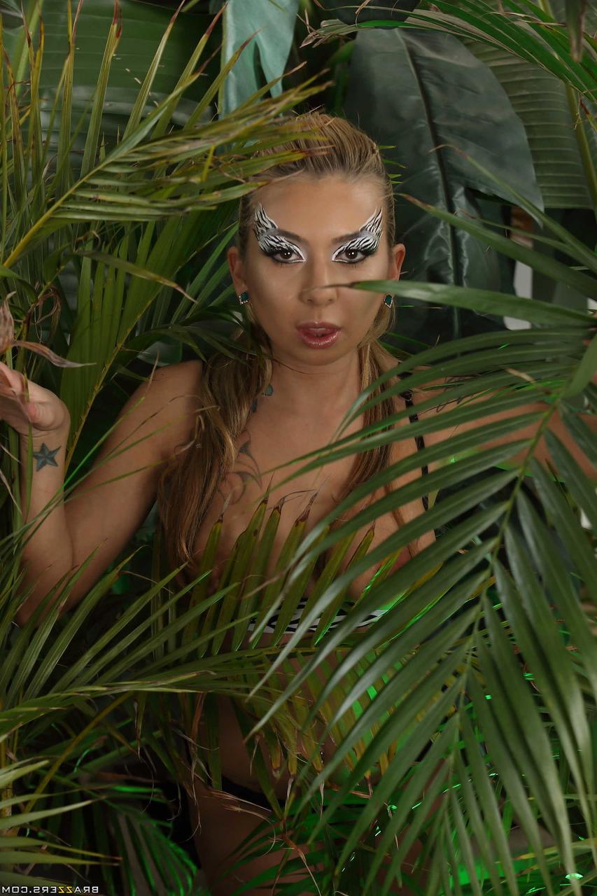 20P Petite Latina Kat Dior mostra seus peitos e mostra sua boceta em um ambiente tropical