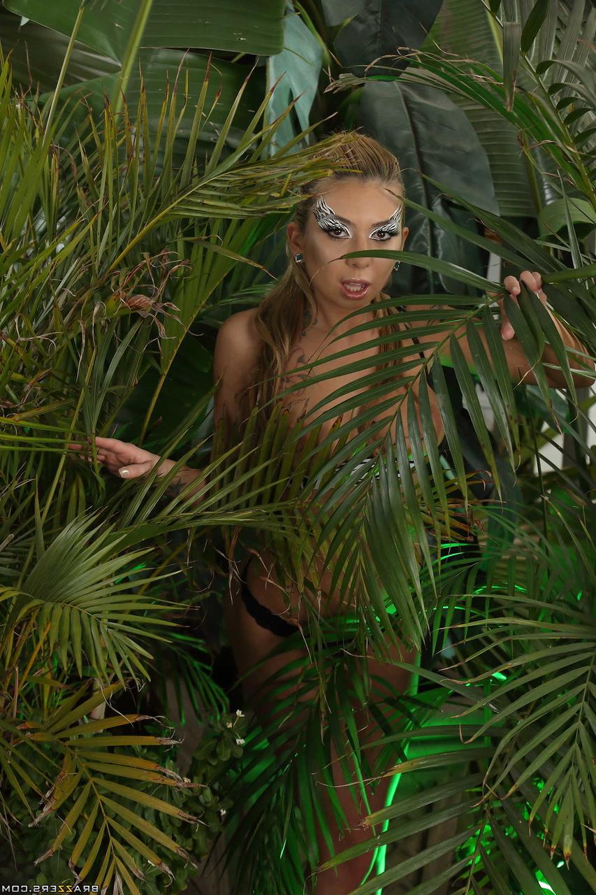 20P Petite Latina Kat Dior mostra seus peitos e mostra sua boceta em um ambiente tropical