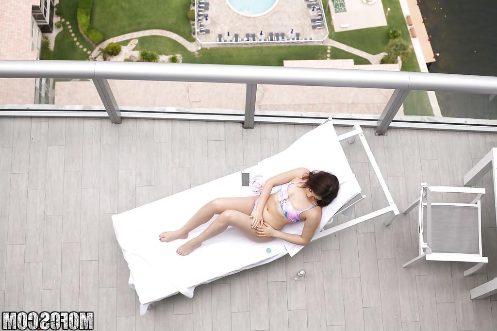 16P La joven morena Kylie Quinn pillada masturbándose en el balcón por un voyeur