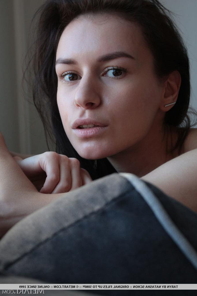 18P A adolescente gostosa Taryn tira a lingerie preta para ficar nua com meias pretas