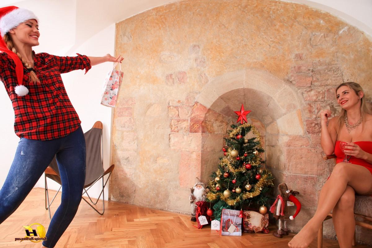 16P Las rubias Katerina Hartlova e Izzy Delphine practican sexo lésbico en Navidad