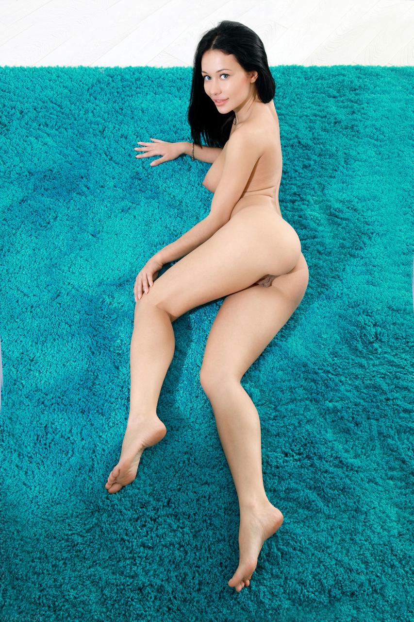 20P A linda morena Mila M oferece vistas excitantes de seus lábios salientes