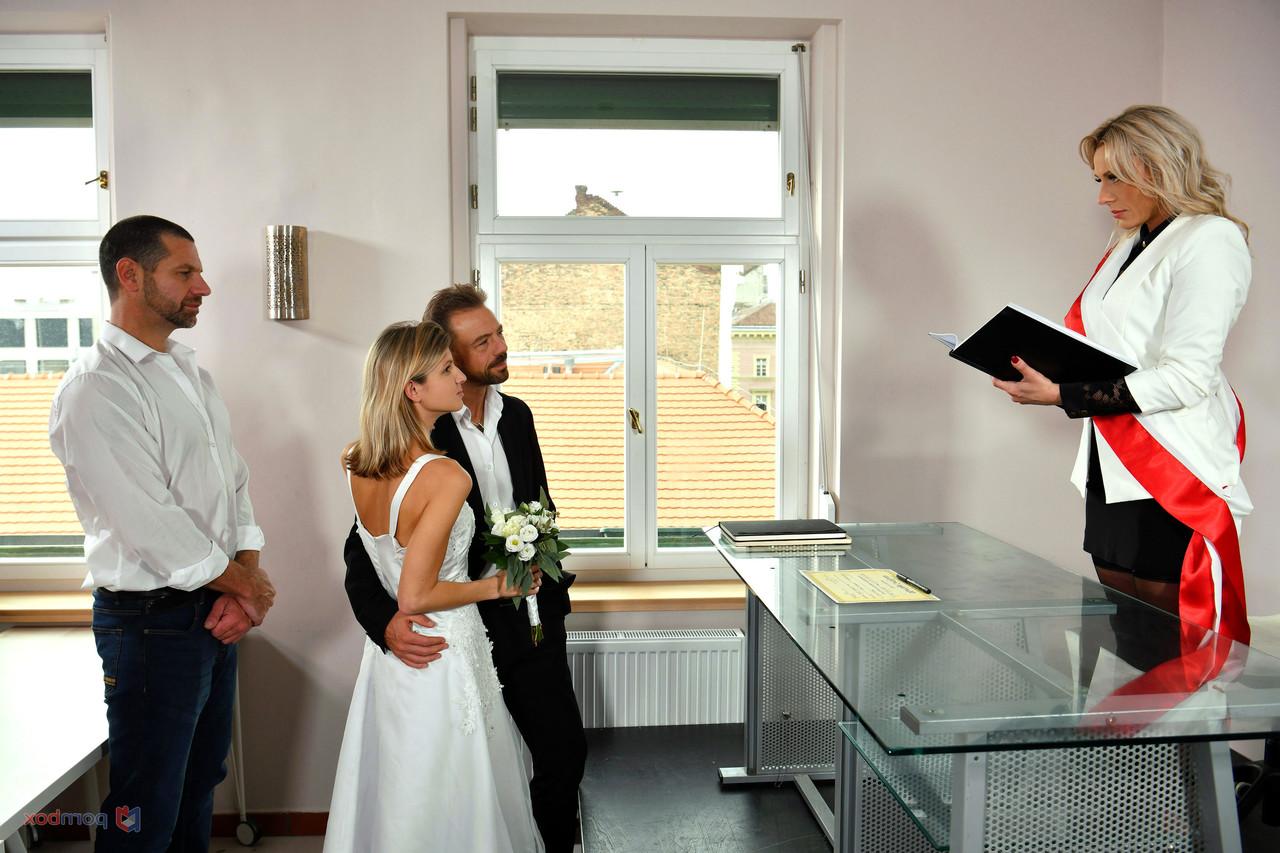 20P Cheating bride Gina Gerson gets a DP in a wild foursome on her wedding day