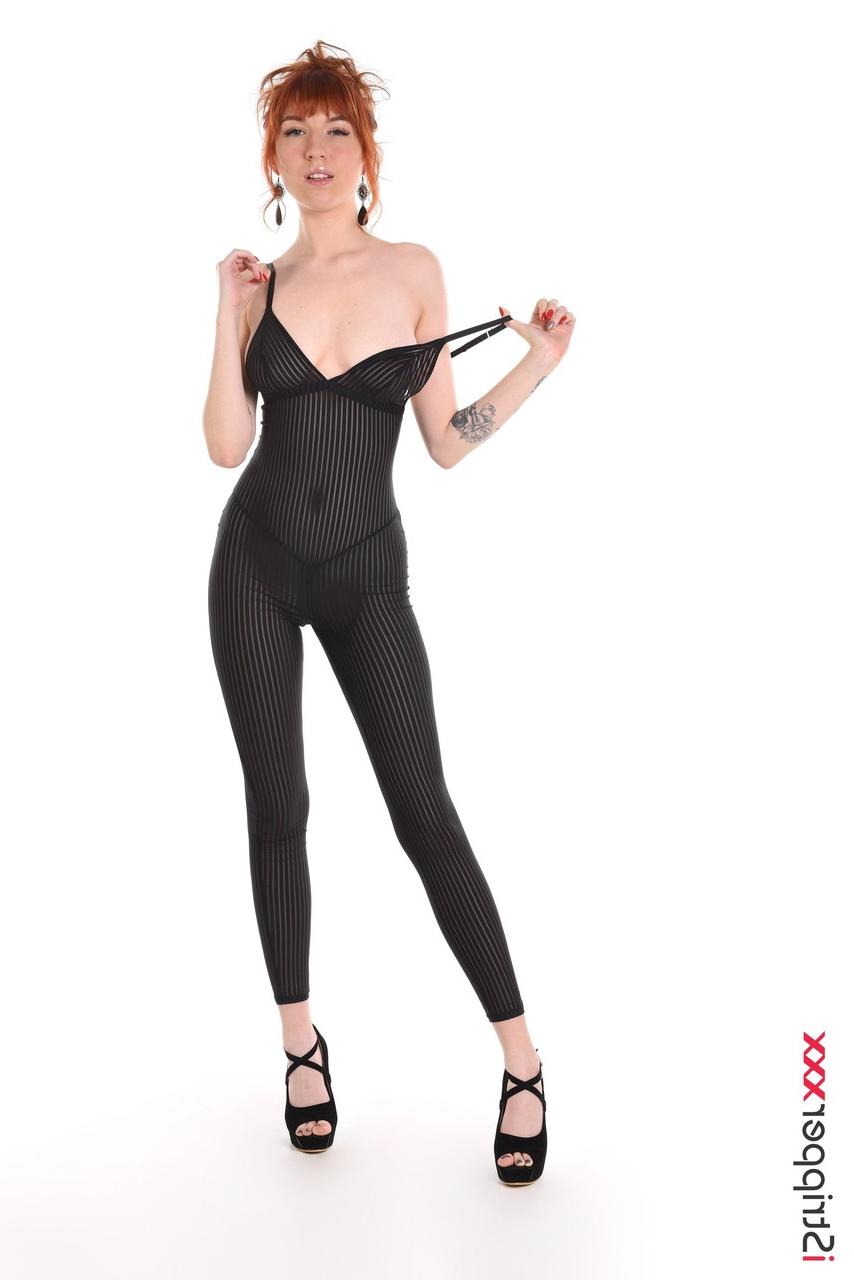 15P La rousse sexy Lilly Mays se déshabille avant d'insérer un gode.
