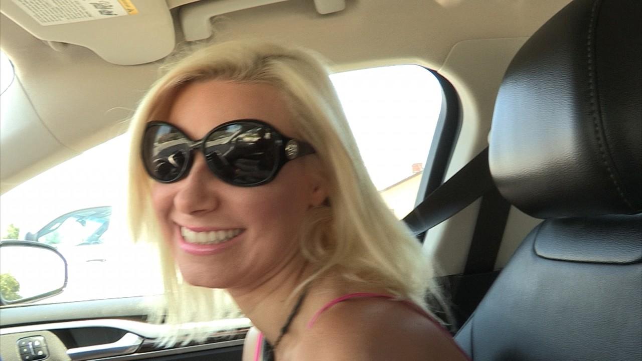 11P Las estrellas porno Anikka Albrite y Dana Vespoli disfrutan de los juguetes anales y lamiendo al aire libre