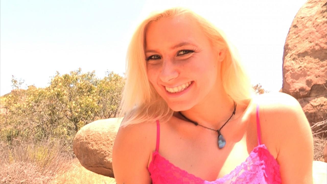 11P Las estrellas porno Anikka Albrite y Dana Vespoli disfrutan de los juguetes anales y lamiendo al aire libre