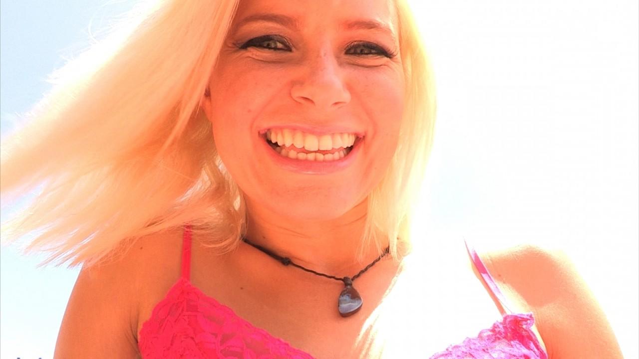 11P Las estrellas porno Anikka Albrite y Dana Vespoli disfrutan de los juguetes anales y lamiendo al aire libre