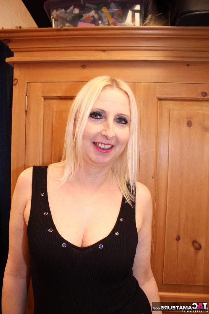 20P La blonde naturelle britannique Tracey Lain prend une éjaculation sur ses seins après une relation anale.