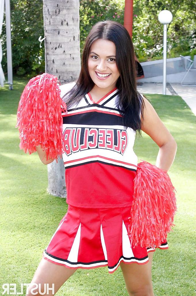 16P Das junge Cheerleader-Babe Selma Sins schiebt einen Finger in die warme Fotze