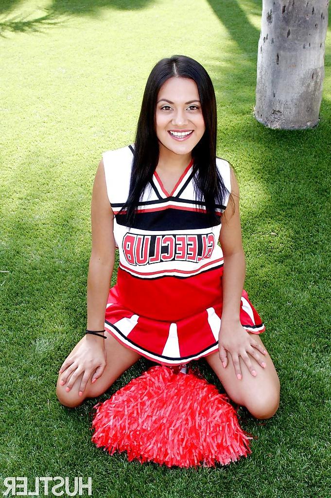 16P Das junge Cheerleader-Babe Selma Sins schiebt einen Finger in die warme Fotze