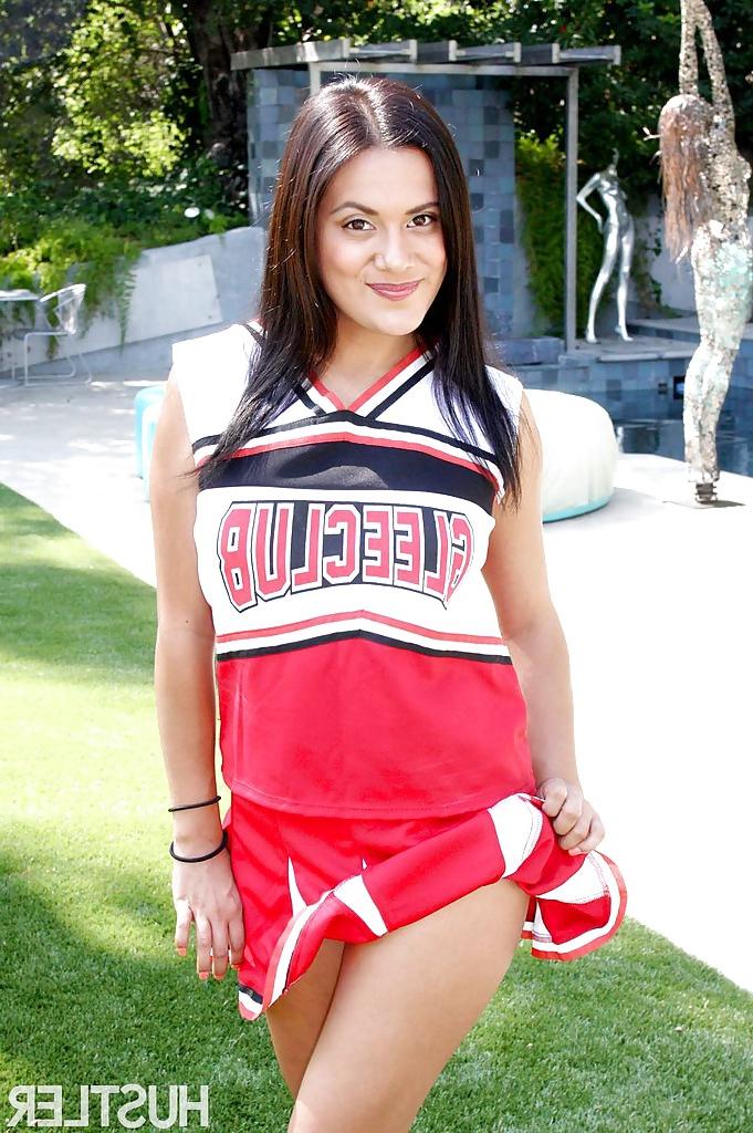 16P Das junge Cheerleader-Babe Selma Sins schiebt einen Finger in die warme Fotze