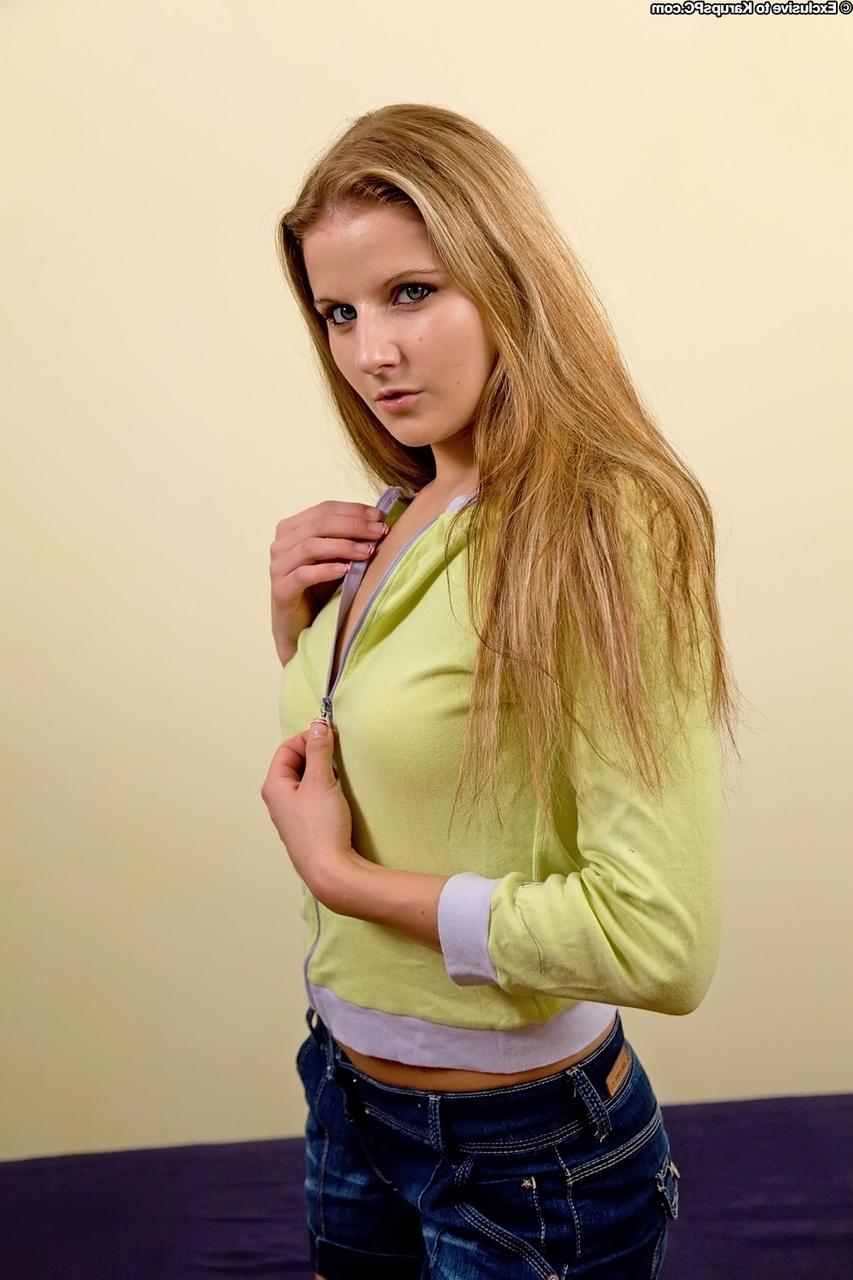 20P La rubia de tetas pequeñas julia rafaelli se mete los dedos en el chocho profundamente