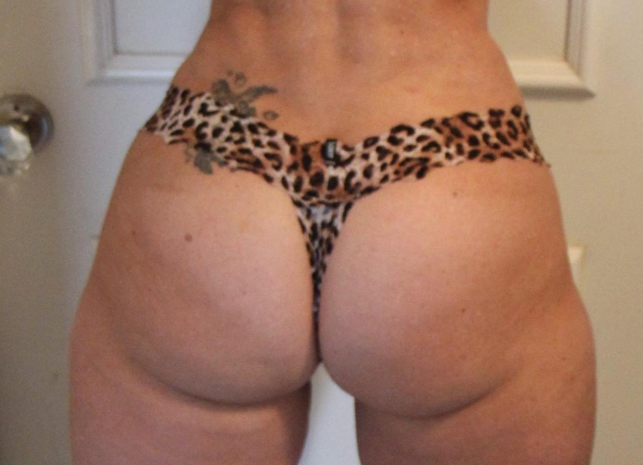 19P Die kurvige Puma zeigt in einer Zusammenstellung ihren großen Hintern in sexy Höschen