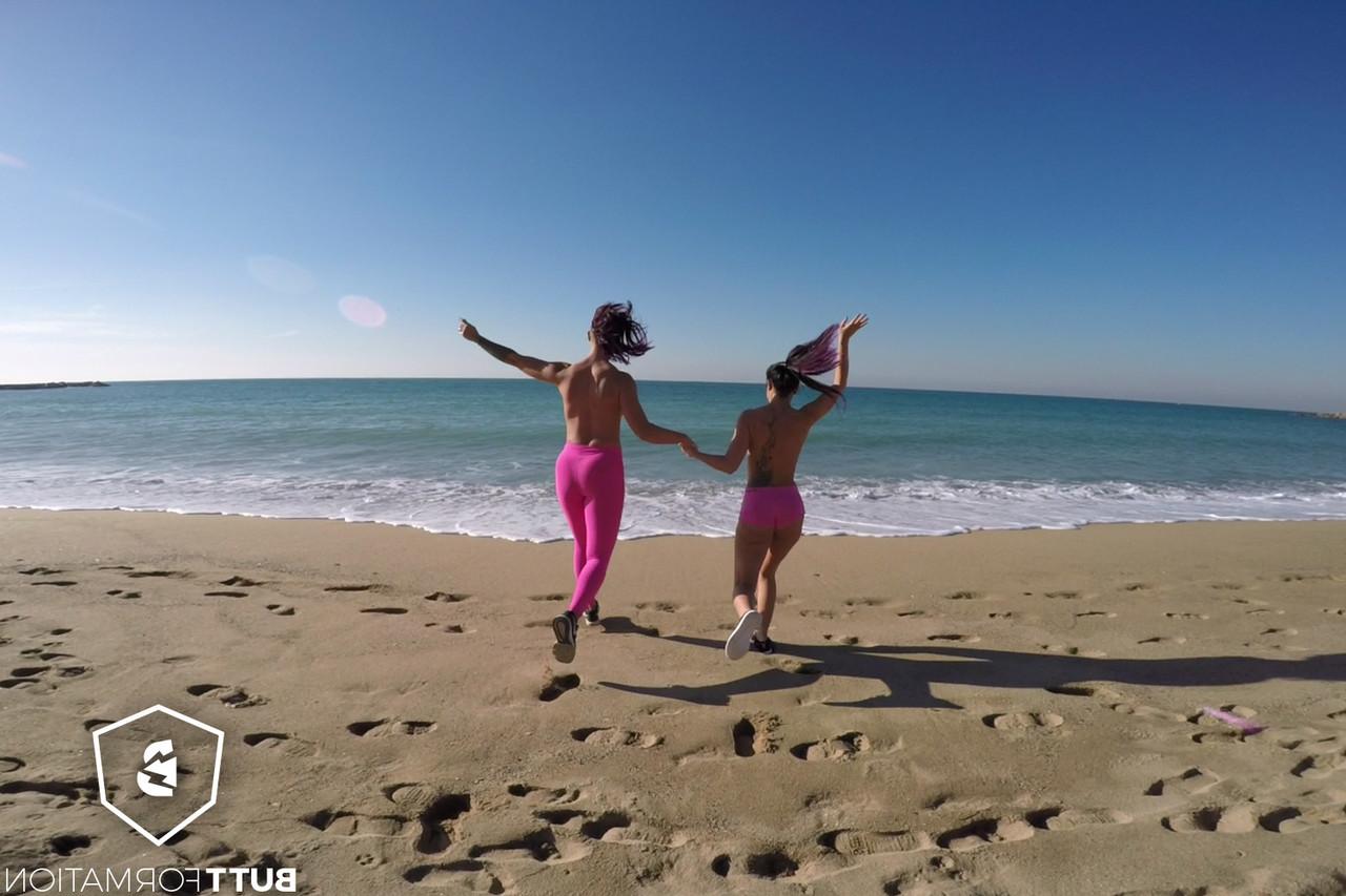 10P Latina MILF Julia De Lucia fica totalmente nua durante uma viagem à praia