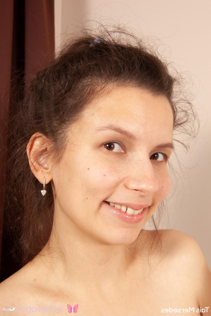 20P Das süße Babe Tais Mersedes enthüllt ihre großen Brüste und fickt ein Glasspielzeug