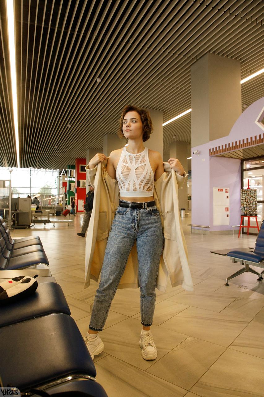 12P A pequena russa Victoria Minina posa com seu short e camisa gostosos