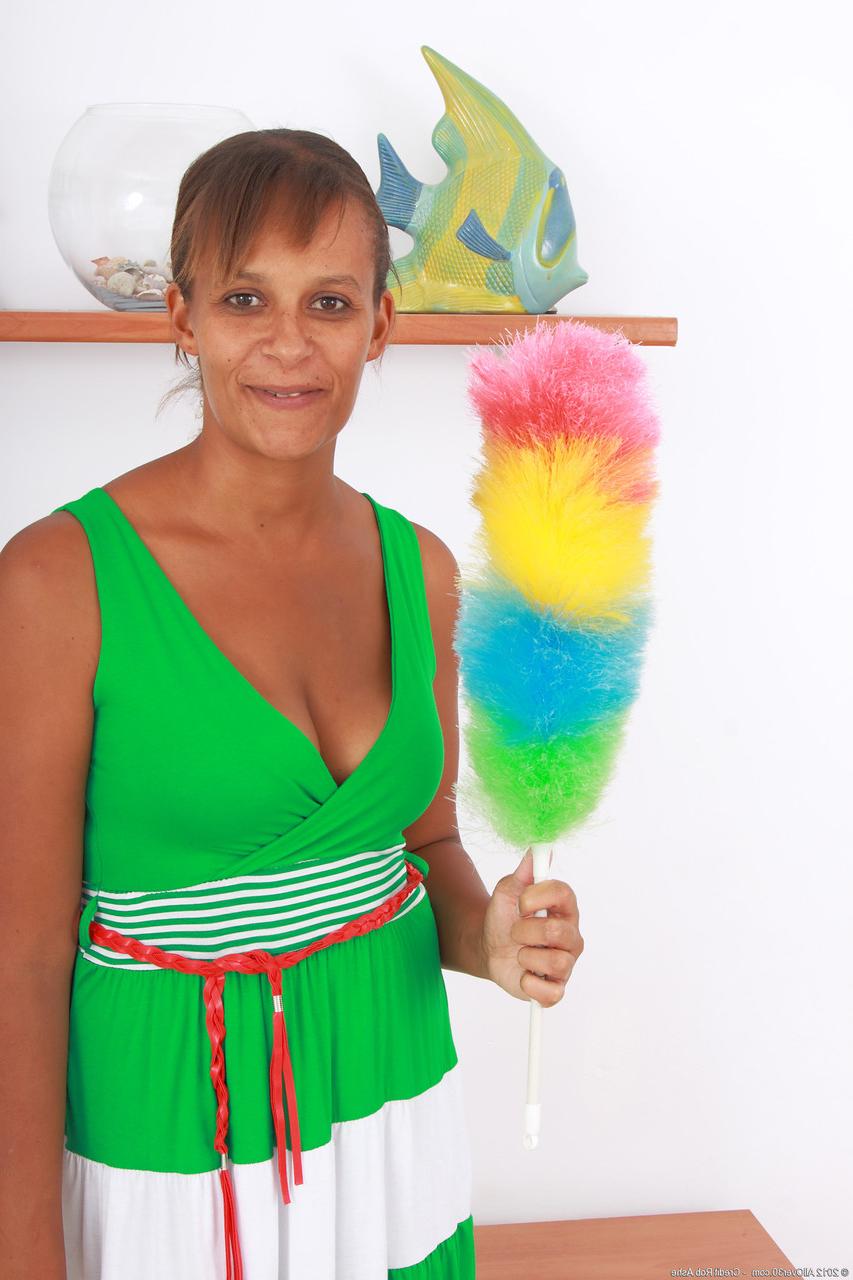 20P La señora de la limpieza amateur Christine expone sus grandes tetas y su coño peludo en solitario