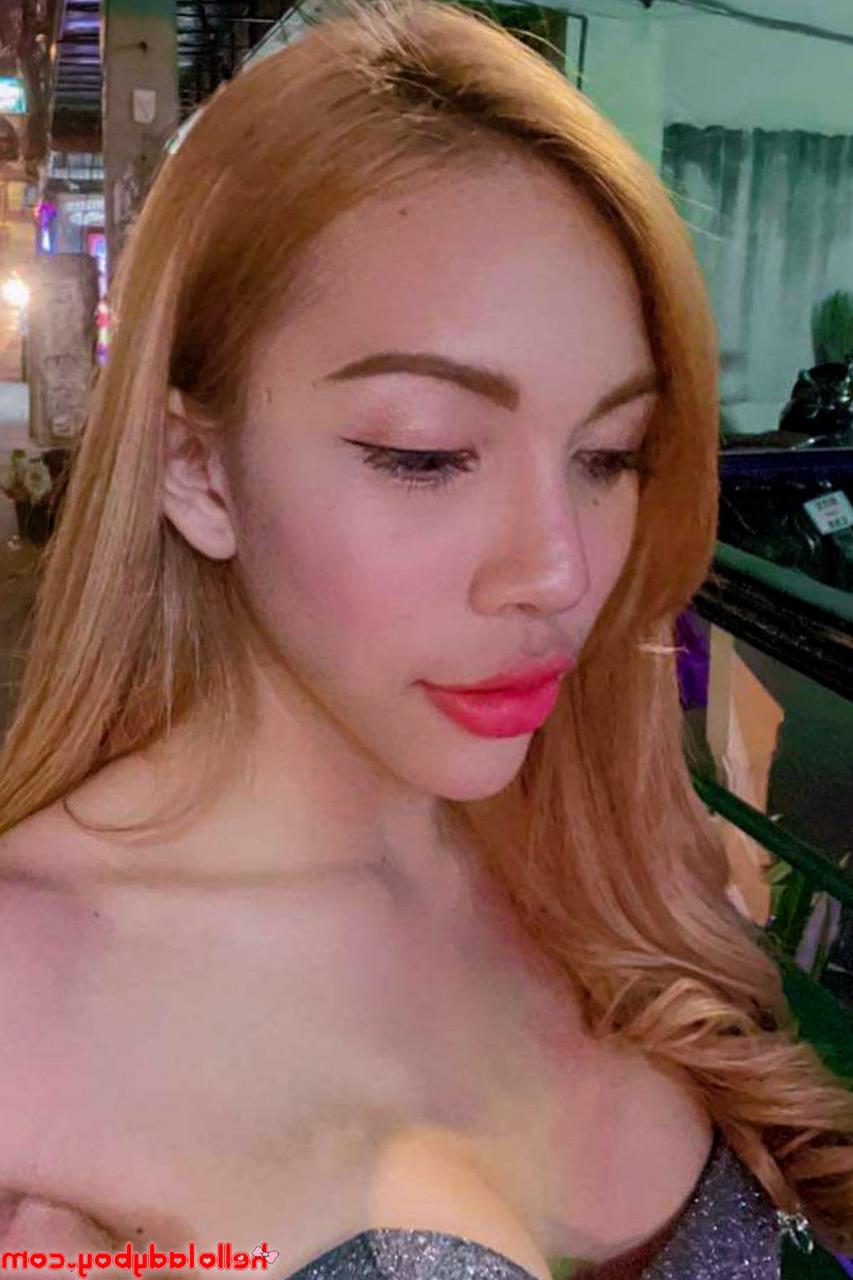 20P Ladyboy asiática de olhos azuis mostra sua figura atraente e posa provocativamente