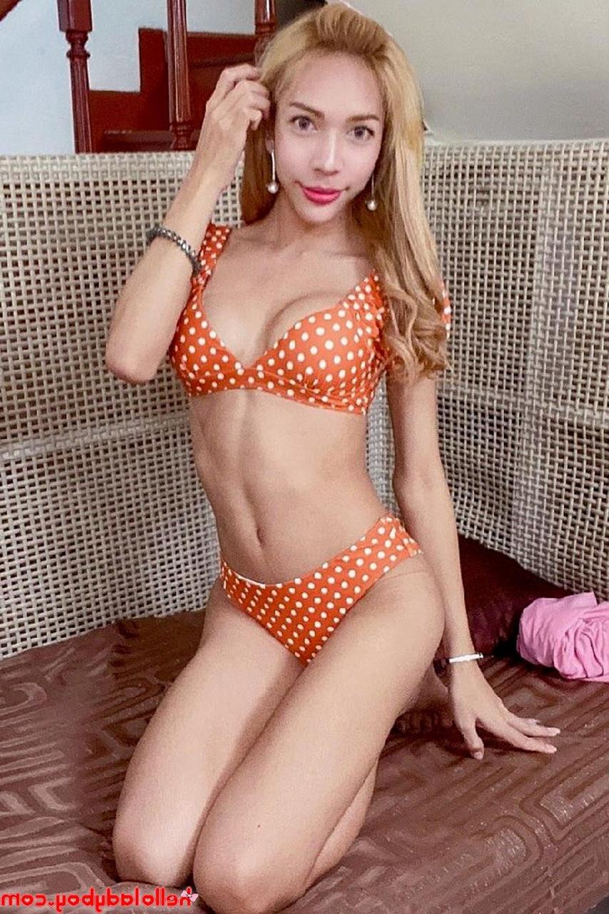 20P Ladyboy asiática de olhos azuis mostra sua figura atraente e posa provocativamente