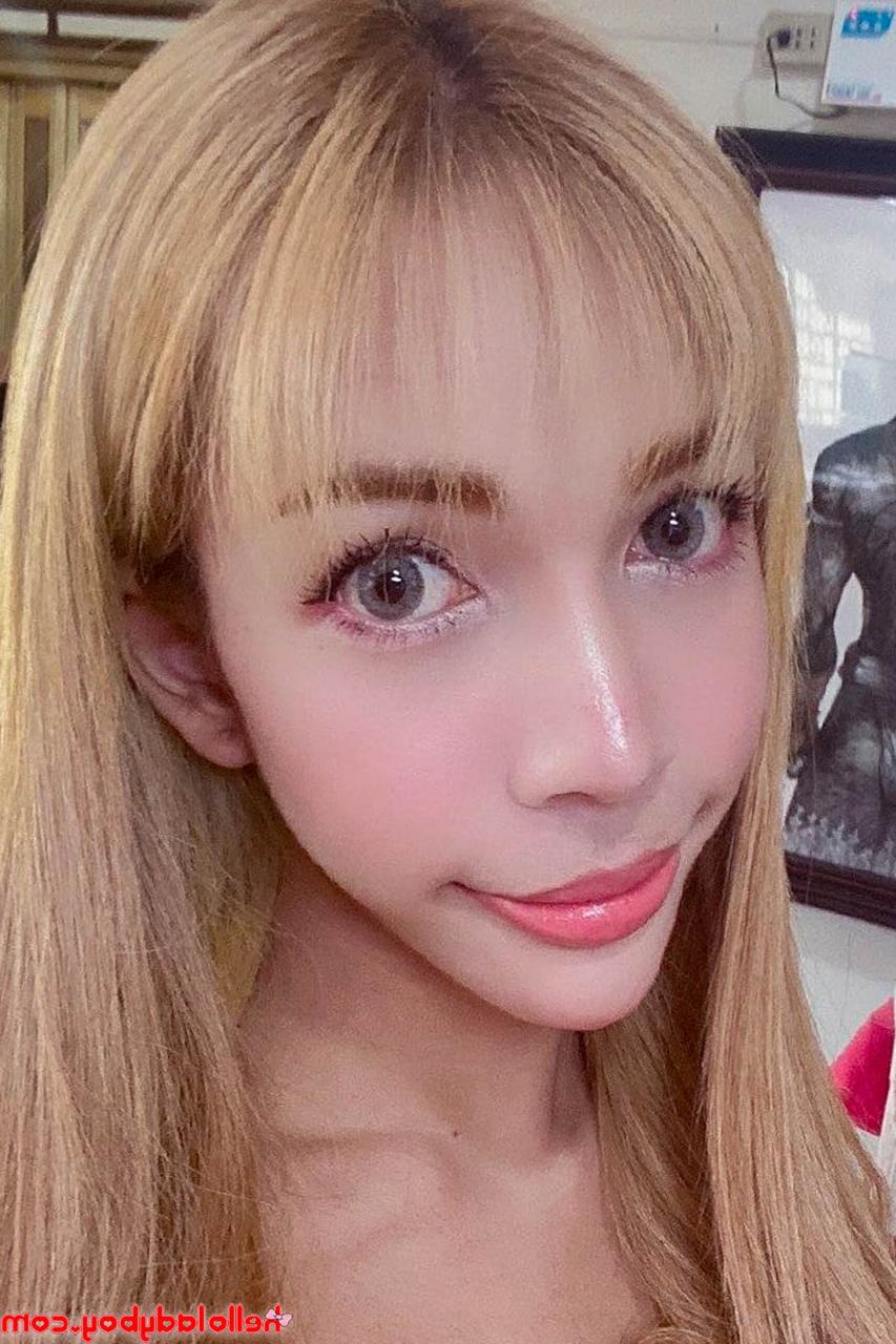 20P Ladyboy asiática de olhos azuis mostra sua figura atraente e posa provocativamente
