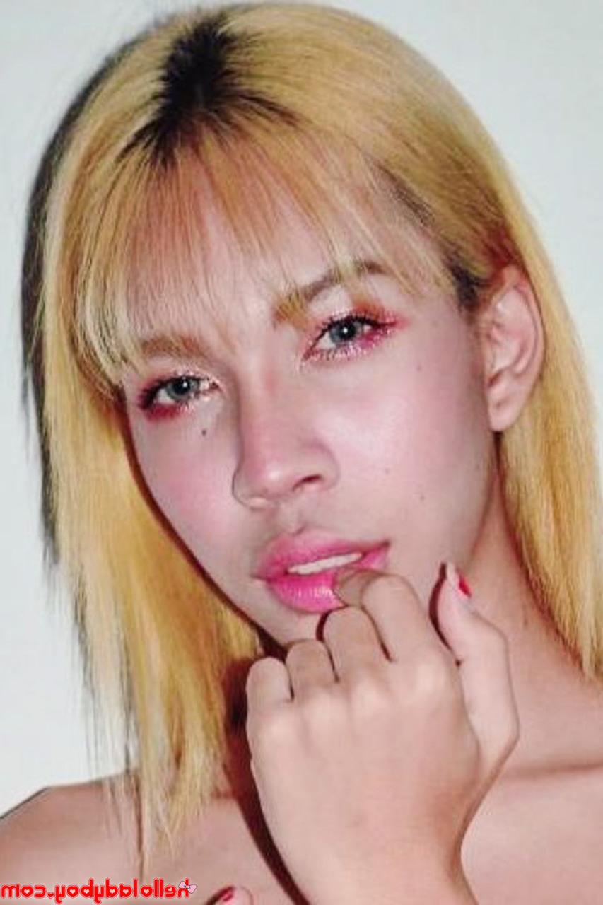 20P Ladyboy asiática de olhos azuis mostra sua figura atraente e posa provocativamente