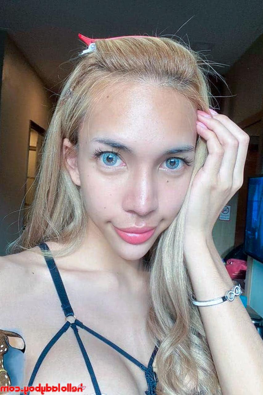 20P Ladyboy asiática de olhos azuis mostra sua figura atraente e posa provocativamente