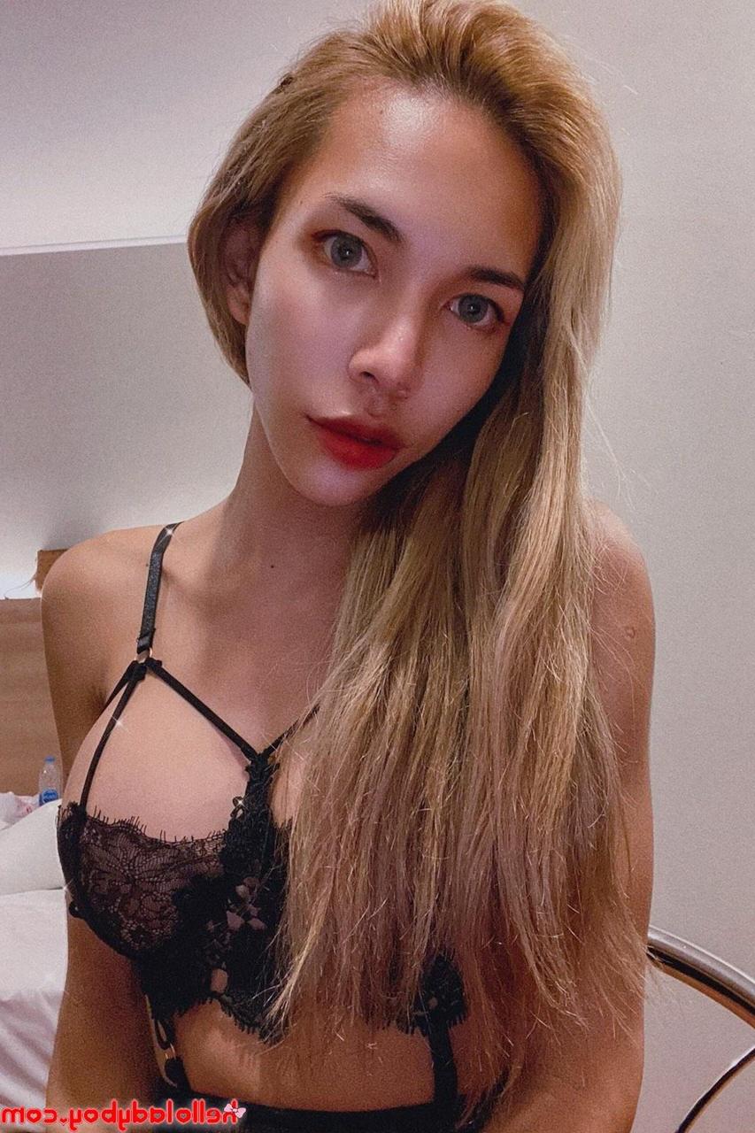 20P Ladyboy asiática de olhos azuis mostra sua figura atraente e posa provocativamente
